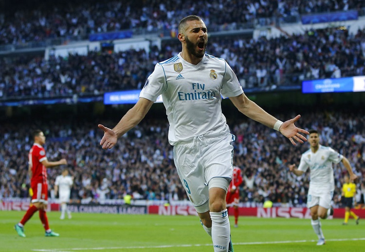 Karim Benzema merayakan setelah mencetak gol pembuka Real Madrid atas FC Bayern Munich di the Santiago Bernabeu