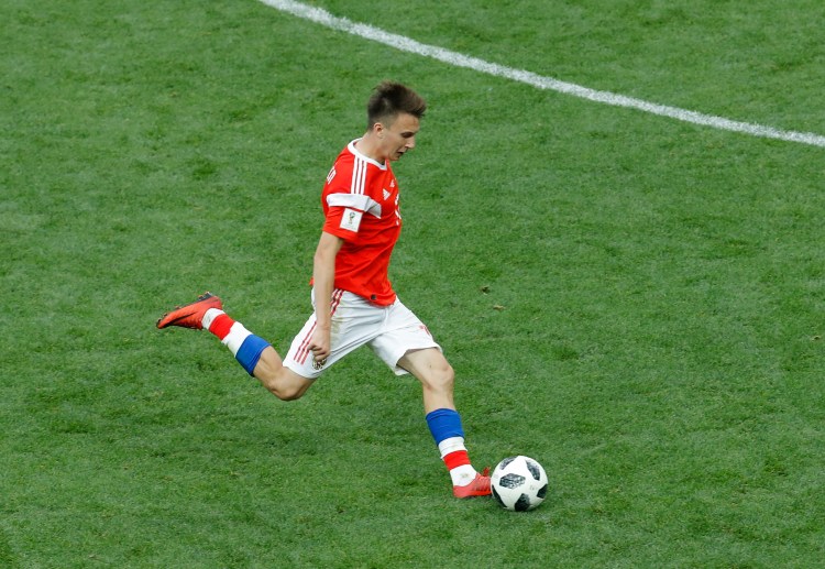 Vòng bảng World Cup: Golovin thực hiện cú sút phạt gần với vòng cấm địa Ả Rập Xê Út