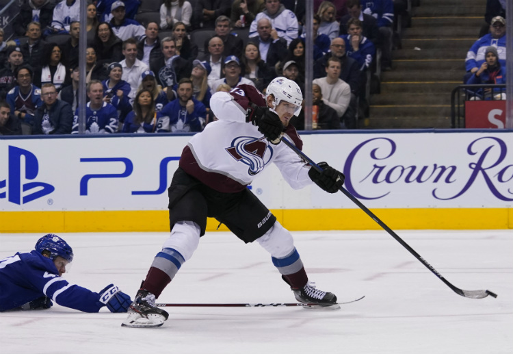 콜로라도의 라이트 윙 발레리 니추시킨이 12월 21일 시카고와의 홈 경기에서 던컨 키프, 로빈 레너의 수비를 뚫고 시카고 골대로 향하고 있다.