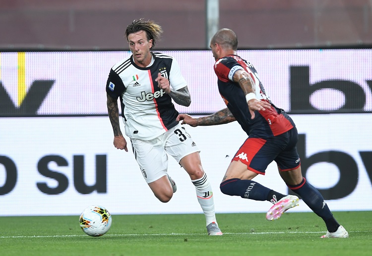 意甲 尤文图斯 的贝尔纳代斯基正在试图粉碎对手防守