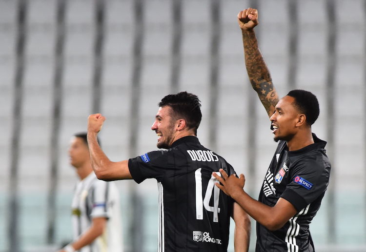 欧足联 里昂 的格德斯获得黄牌