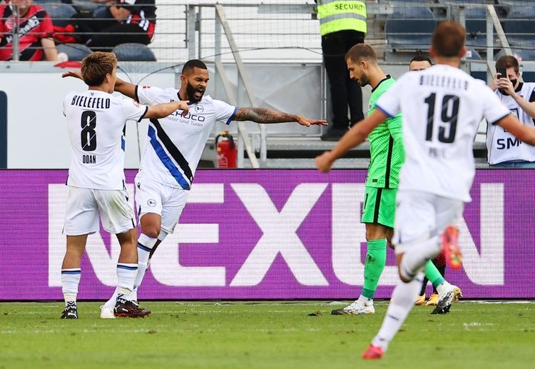 德甲 比勒菲尔德 的克洛斯获得黄牌