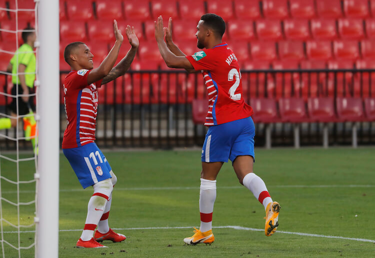 西甲 格拉那达的奎尼开球