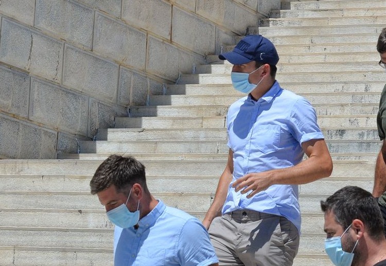 해리 매과이어는 프리미어리그 새 시즌의 시작을 목전에 두고 그리스에서 벌어진 사건에 대한 논란의 중심에 서 있다