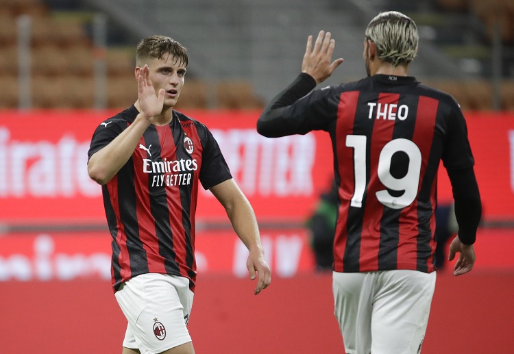 意甲 AC米兰 的埃尔南德斯传球到禁区