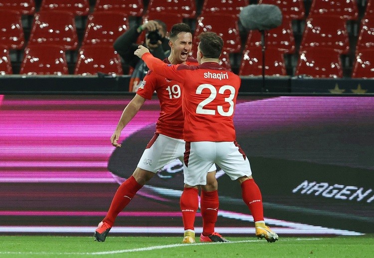 欧足联 瑞士 的加弗拉诺维奇传球到禁区