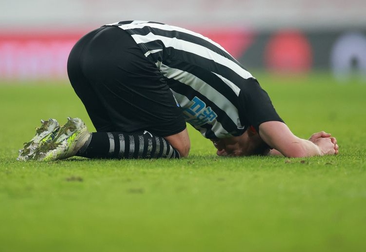 英足总杯 纽卡斯尔 的克拉克 传球到禁区