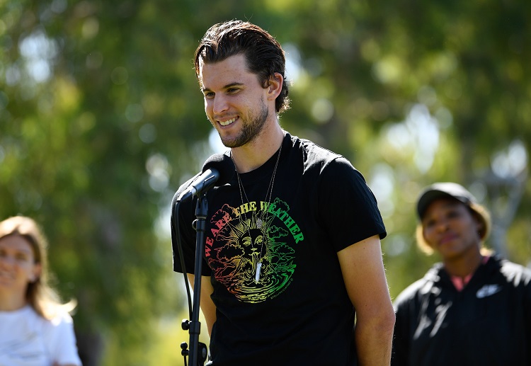 网球新闻 蒂姆正在发球