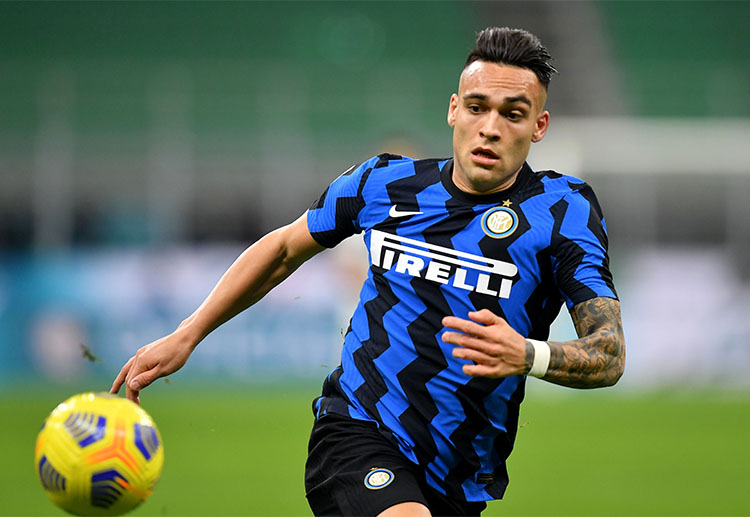 意甲国米马丁内斯正在控球