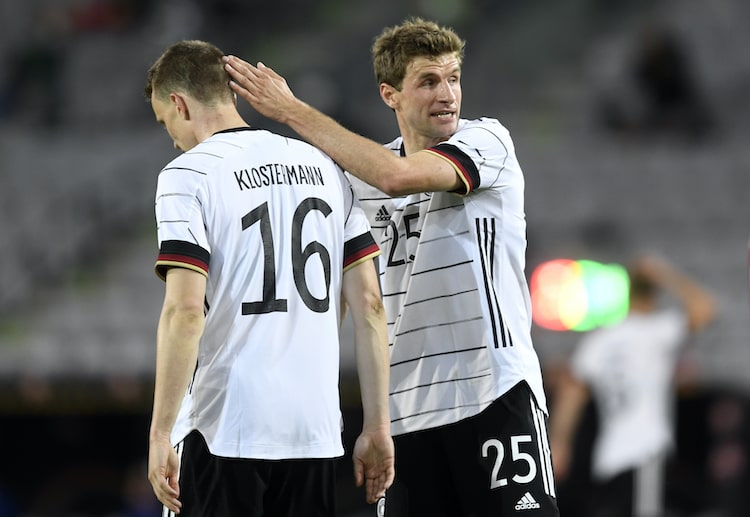 德国 穆勒的教练在边线执教