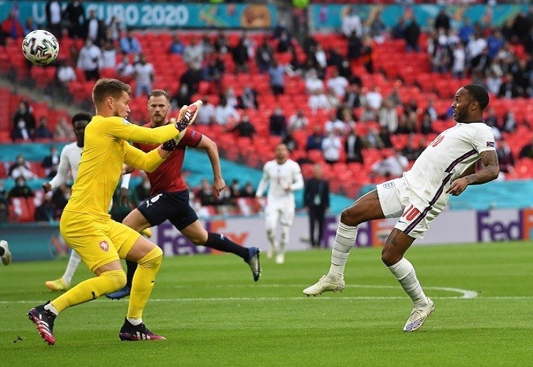 欧洲杯英格兰 斯特林获得绝佳进球机会