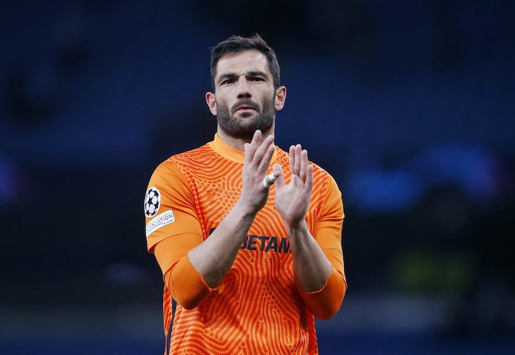 စပို့တင်းလစ္စဘွန်း ကတော့ ချန်ပီယံလိဂ် ပြိုင်ပွဲမှာ ၁၆ သင်း အဆင့် ကနေပဲ လက်ပြ နှုတ်ဆက်ခဲ့ရတဲ့ အစဉ်အလာကို ဆက်ထိန်းခဲ့ရပြီး နောက်တစ်ဆင့် တက်ရေး မျှော်လင့်ချက် ရှိနေသေးတဲ့ ပေါ်တူဂီ ကလပ် ဆိုလို့ ဘင်ဖီကာပဲ ကျန်တော့တာ ဖြစ်ပါတယ်။