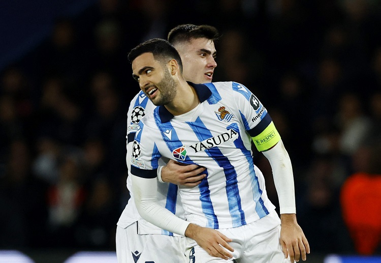 欧冠联赛 梅里诺击中横梁弹出。