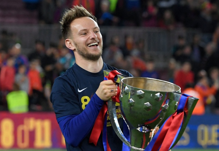 西甲联赛 巴萨官方发布拉基蒂奇与奖杯的合影,向这位传奇球员致以感激和祝福。