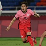 东亚杯 韩国的李东炅不仅负责中场组织，还擅长远射，威胁对方球门。