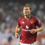 英超夏季赛 霍伊伦德在进球后兴奋庆祝，模仿了自己在四月对伯恩茅斯的补时绝平时的庆祝动作。