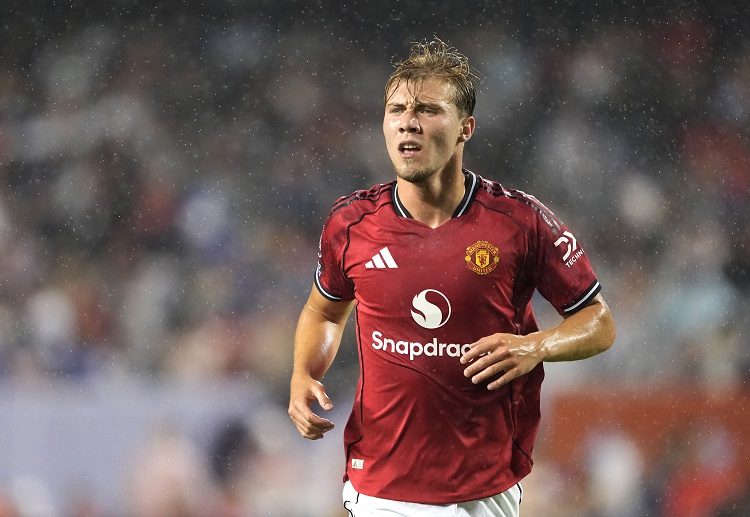 英超夏季赛 霍伊伦德在进球后兴奋庆祝，模仿了自己在四月对伯恩茅斯的补时绝平时的庆祝动作。