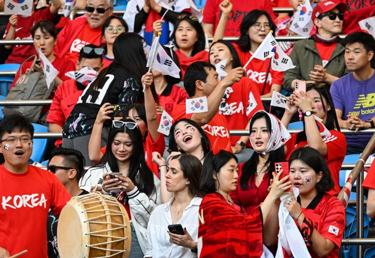 东亚杯 韩国队李昊宰的凌空抽射未能穿透日本门将的防线,错失扳平良机。