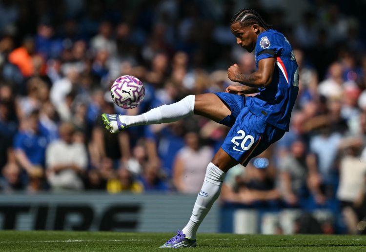 英超联赛 佩德罗头球攻门偏出，错失破门机会。