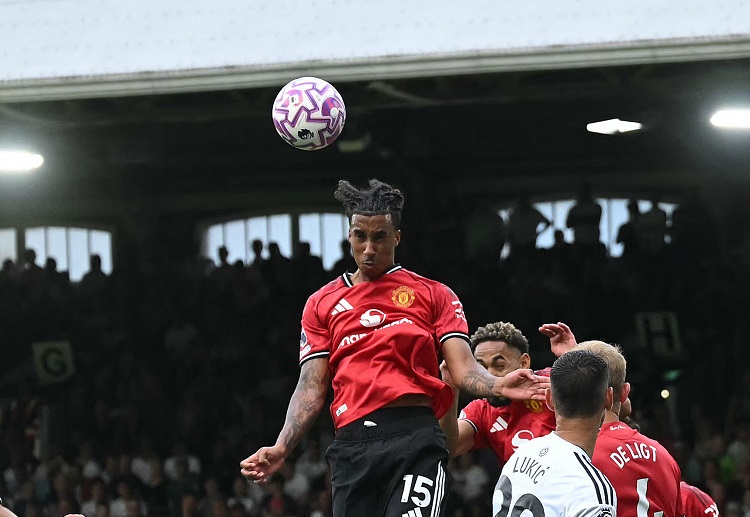 英超联赛 曼联在第58分钟通过角球进攻,约罗的头球击中穆尼斯背部后改变轨迹,帮助曼联先下一城