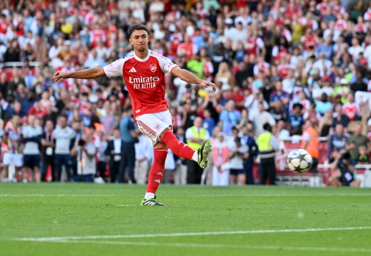 မီခဲလ် အာတေးတားရဲ့ အာဆင်နယ် ကတော့ ပရီးမီးယားလိဂ် ရာသီသစ် အဖွင့်ပွဲ အဖြစ် လာမယ့် တနင်္ဂနွေနေ့မှာ ယူနိုက်တက်နဲ့ အဝေးကွင်းမှာ စတင် ကစားရမှာ ဖြစ်ပါတယ်။