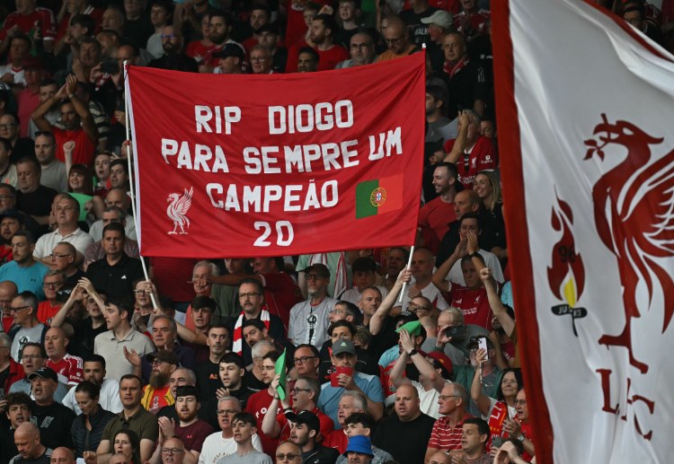 英超联赛  全场球迷齐声高唱《You’ll Never Walk Alone》，为若塔送上最后的告别。