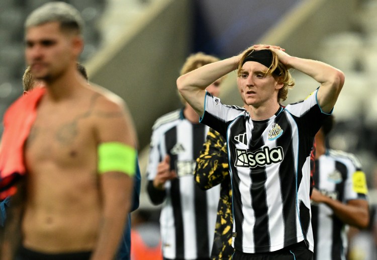 欧冠联赛 纽卡斯尔在终场前由安东尼·戈登追回一球,然而已经无力挽回败局。