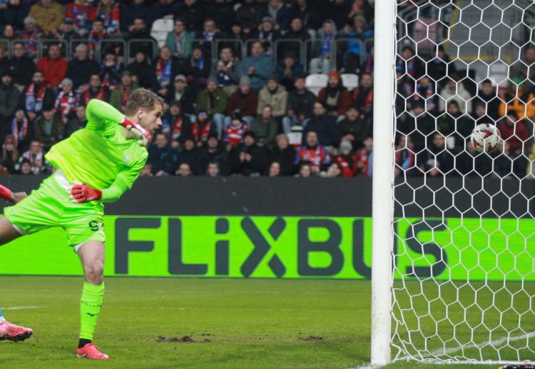 意甲联赛 拉齐奥门将普罗韦德尔多次神扑,成为取胜关键。