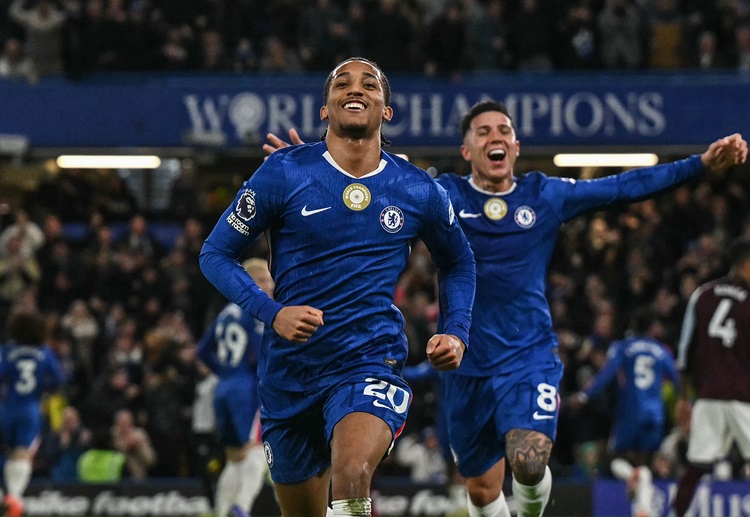 英超联赛 切尔西先由佩德罗破门，打破场上僵局。