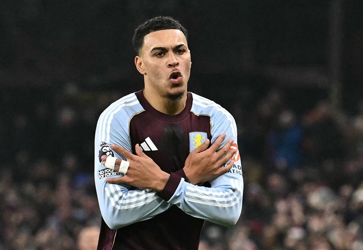 英超联赛 维拉2比1战胜曼联，主帅埃梅里在场边高举双臂，尽显激动