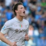 မက်တော်မီနေးရဲ့ တထောင့်တနေရာက တွန်းတင်ပေးမှုနဲ့ နာပိုလီဟာ သူတို့ အသင်းရဲ့ သမိုင်းတလျှောက် ၄ ကြိမ်မြောက် စီးရီးအေ ချန်ပီယံ ဖြစ်ခဲ့ပါတယ်။