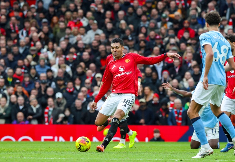 ဘရာဇီးလ်သားက မန်ချက်စတာကို ရောက်ရှိပြီး ကတည်းက ဘရူနို ဖာနန်ဒက်စ် (၁၂၇ ပွဲ) နဲ့ ဒီယိုဂို ဒါးလော့တ် (၁၁၅ ပွဲ) တို့ပြီးရင် သရဲနီတွေ အတွက် ပရီးမီးယားလိဂ်မှာ (၉၇ ပွဲ) ပွဲအများဆုံး ကစားထားသူ ဖြစ်ပါတယ်။