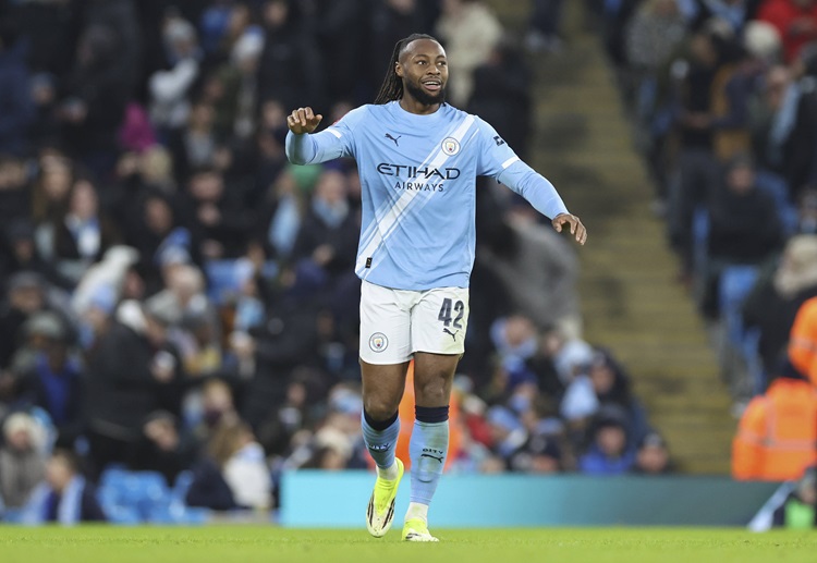 သူရဲ့ အရှိန်အဟုန်က မယုံနိုင်လောက်အောင် မြန်ဆန်ပြီး ပရီးမီးယားလိဂ် နောက်ခံလူ အများစု အတွက် ခက်ခဲတဲ့ တောင်ပံ ကစားသမား အဖြစ် ရှိနေပါတယ်။