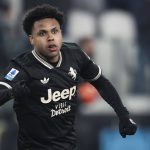 意甲联赛 麦肯尼在禁区内接球后低射破门，为尤文图斯扳回一城，扳平了比分。