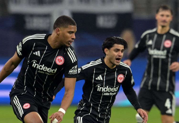 欧冠联赛 西蒙斯的进球因犯规被判无效。