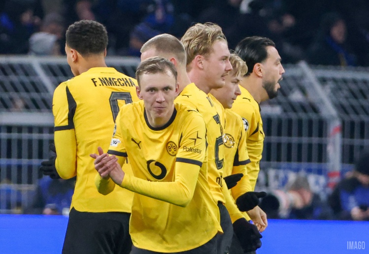 欧冠联赛 拜尔接应妙传，门前轻松推射得手。