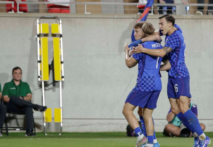 国际友谊赛 马耶尔在多人包夹下抢点低射，帮助克罗地亚扳平比分。